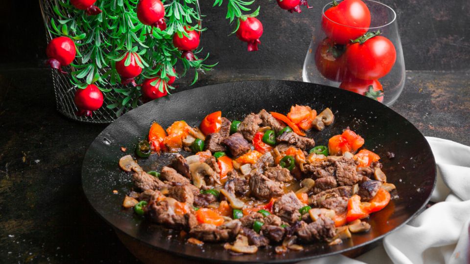Мясо с овощами: проще и вкуснее рецепта вы не знаете — готовить можно хоть на каждый ужин Мясо с овощами: проще и вкуснее рецепта вы не знаете — готовить можно хоть на каждый ужин