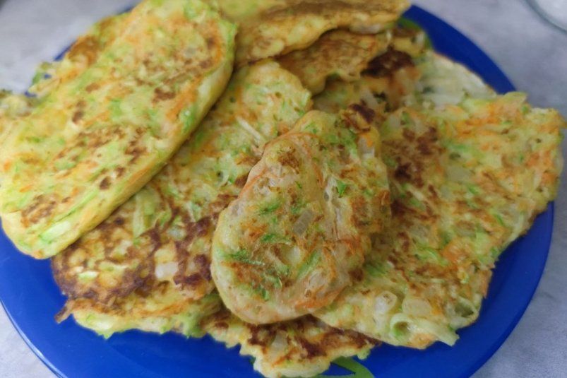 Натерли 2 овоща и на сковороду - получили 2 горы вкусняшек: чуть вилку не откусили