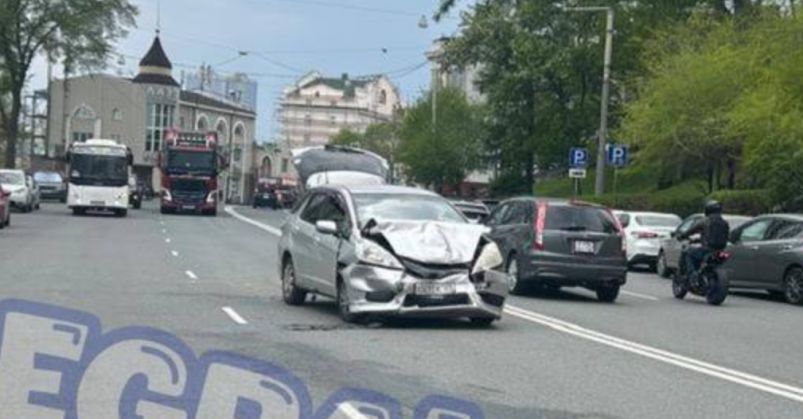 "Размозжило морду": жесткое ДТП в центре Владивостока с пострадавшими - кадры
