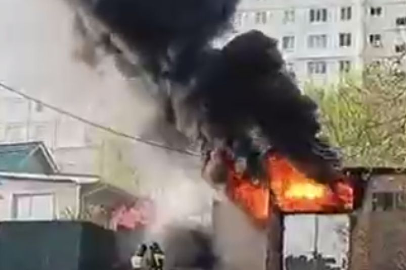 "Дымище валит": мощное возгорание взбудоражило владивостокцев - видео