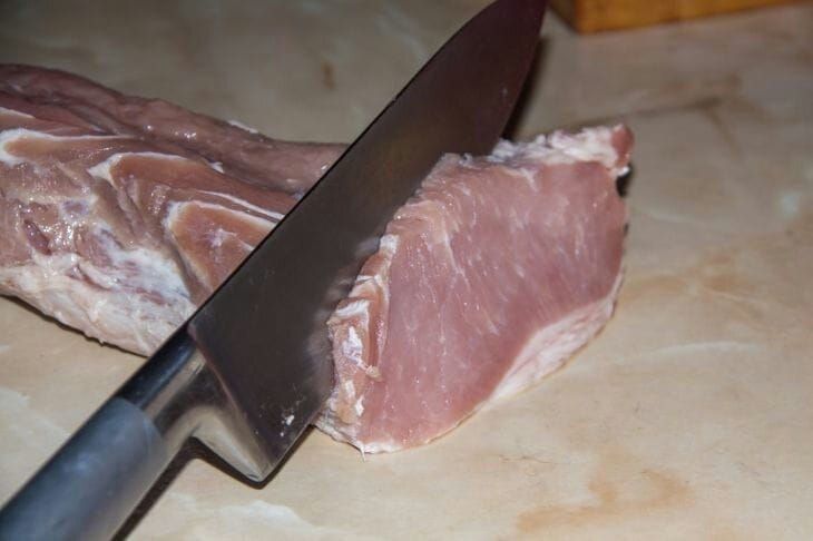 Зачем хозяюшки по всему миру готовят мясо с ватными палочками: этот лайфхак только набирает популярность