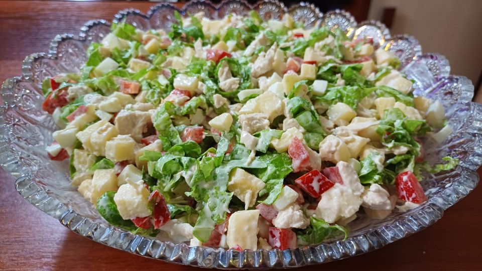 Искусство здорового питания: освежающий салат для легкости и хорошего настроения