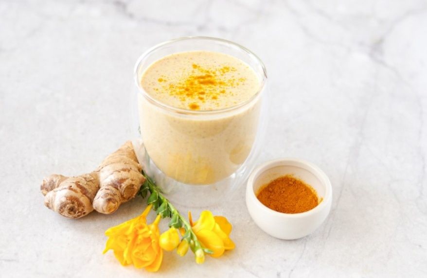 Уникальный напиток для здоровья: куркума, корица и имбирь в кефире