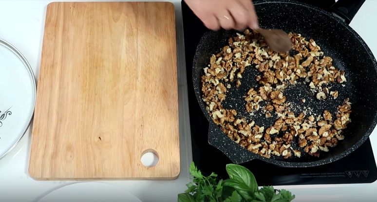 Рулетики из баклажанов с ореховой начинкой по-грузински: простая ароматная заготовка на каждый вечер