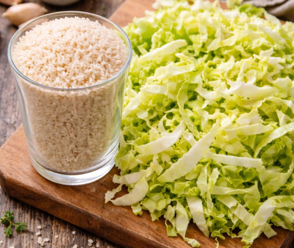 Греческий вкус на одной сковороде: рис с капустой за минимум времени
