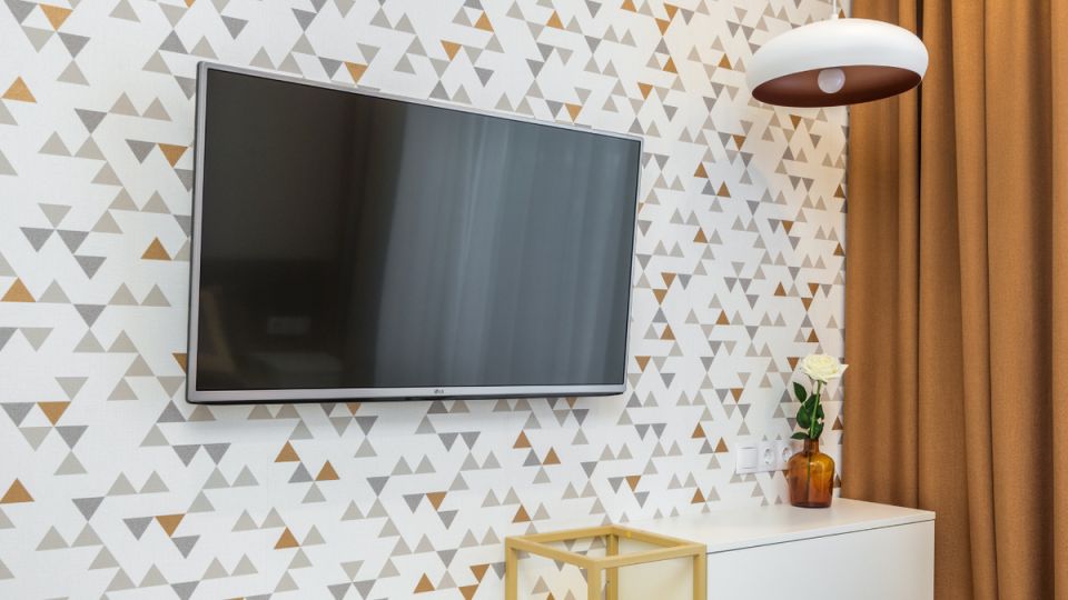 Оценка компенсации за бракованный телевизор и финансовые последствия для продавца