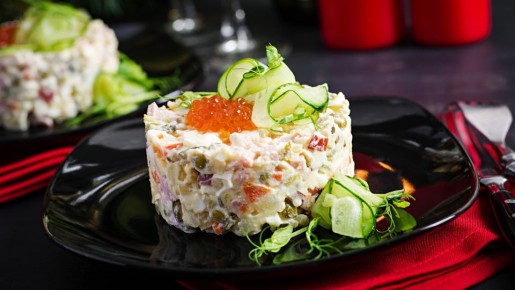 Застоявшиеся салаты точно не пропадут: вот какую вкуснятину из них можно сделать