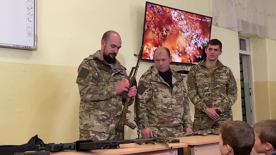 Десантники ВС РФ провели урок мужества для воспитанников Новокиевского социально-реабилитационного центра