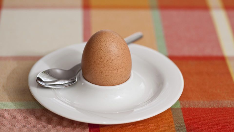 Скорлупа с яиц сойдет сплошным куском: во время варки положите в кастрюлю этот продукт