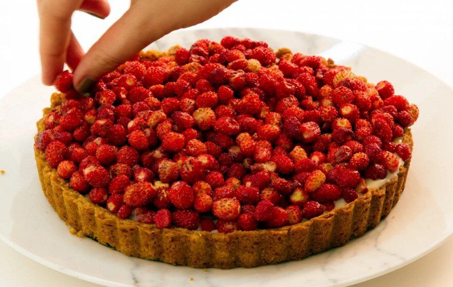 Нежный пирог с земляникой: кулинарное вдохновение для лета