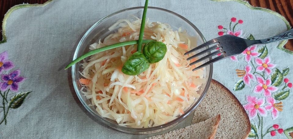 Салат, который напомнит о школьных днях: секрет простоты и свежести