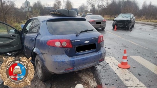 В 07-09 в Шуе на улице 2-я Дубровская 38-летний водитель автомобиля «Шевроле Лачетти» не справился с управлением, выехал на встречную полосу и совершил столкновение с автомобилем «Джилли» под управлением 29-летней девушки