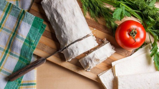 Про шаурму больше не вспомните: нежнейший рулет из лаваша станет любимой закуской