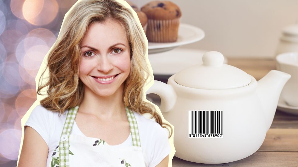 Липкие следы растворятся за минуту: вот как быстро удалить наклейку с новой посуды