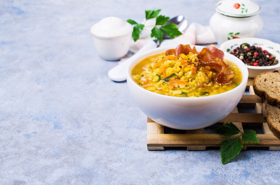 Чечевичный суп с копченым беконом: уютный рецепт для холодных дней