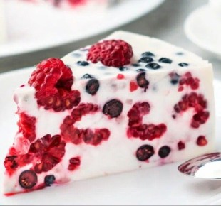 Нежный творожный торт с ягодами – легкий десерт для каждого