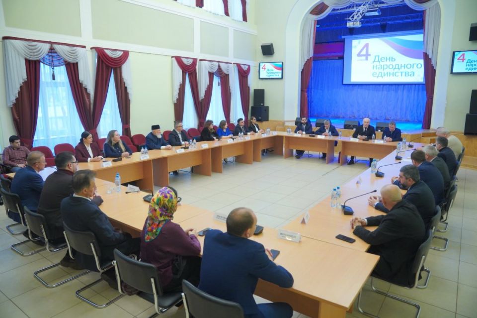 В День народного единства Станислав Воскресенский встретился с представителями национально-культурных объединений В День народного единства Станислав Воскресенский встретился с представителями национально-культурных объединений