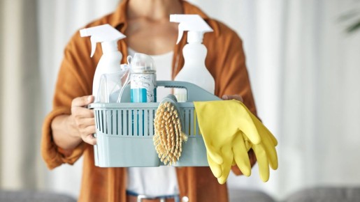 Вот как хозяйки отмывают труднодоступные места в доме: отодвигать мебель не надо