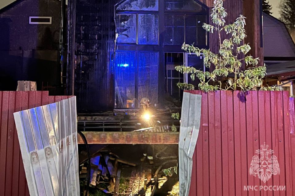 За минувшие сутки пожарно- спасательные подразделения: За минувшие сутки пожарно- спасательные подразделения: