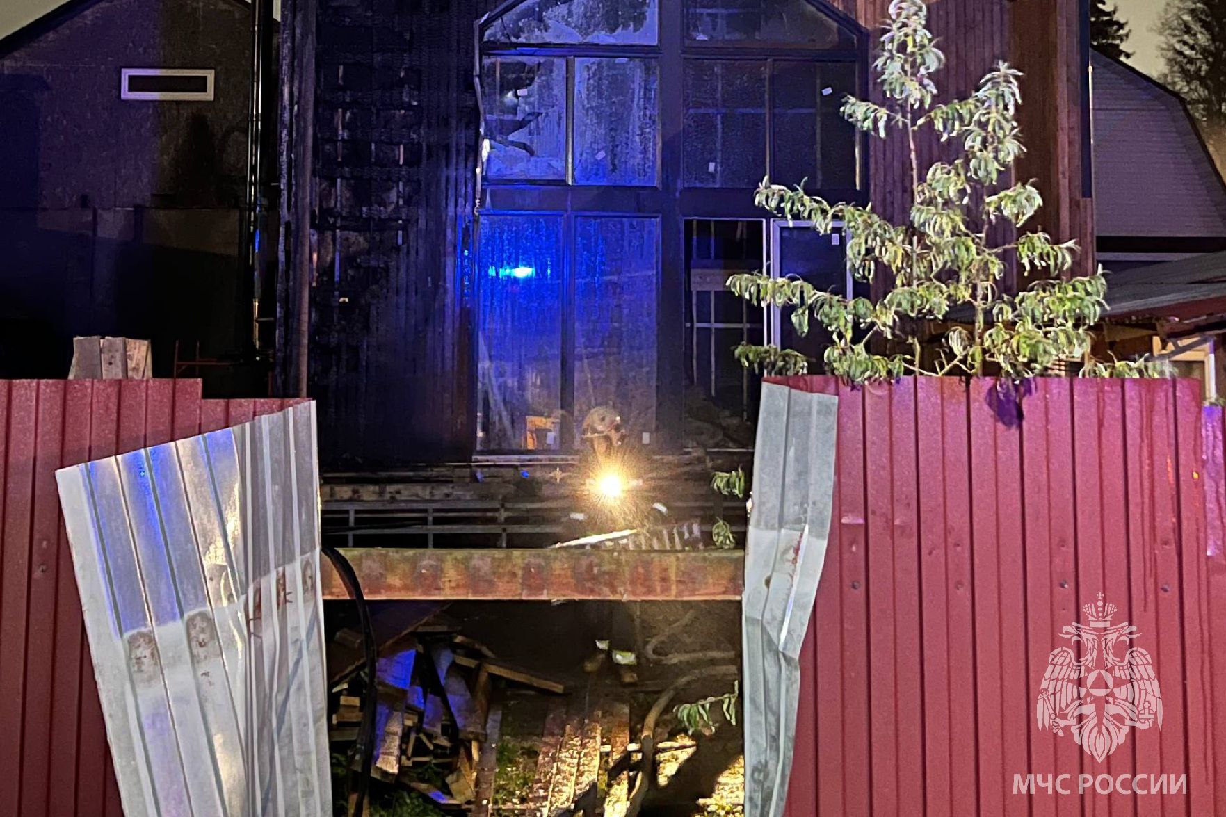 За минувшие сутки пожарно- спасательные подразделения: За минувшие сутки пожарно- спасательные подразделения: