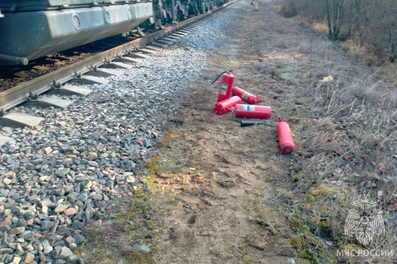 За минувшие сутки пожарно- спасательные подразделения: За минувшие сутки пожарно- спасательные подразделения: