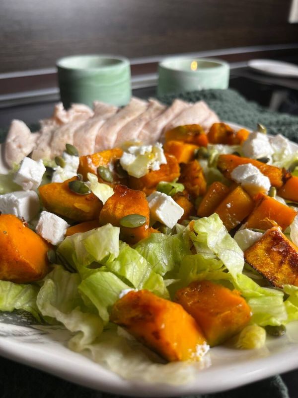 Тёплый салат с тыквой и фетой