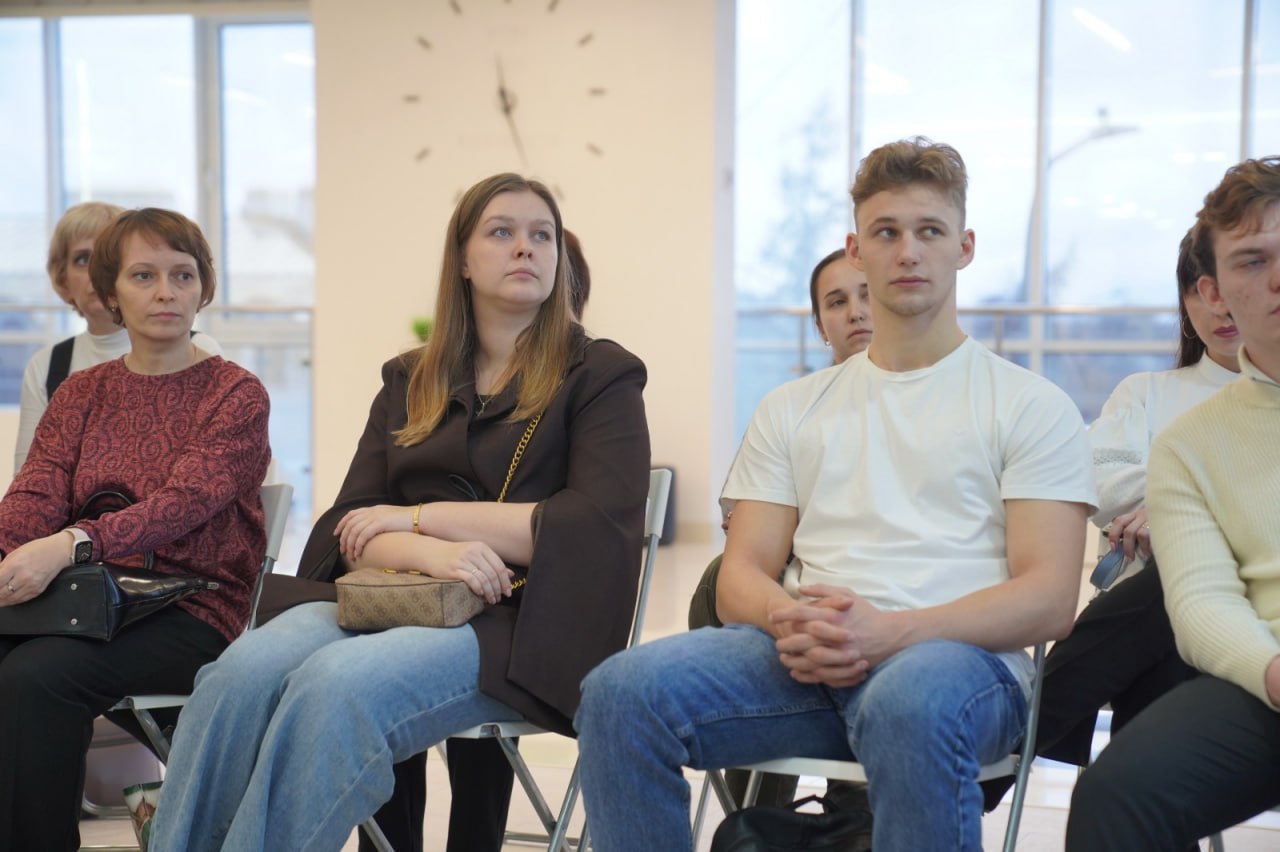 Станислав Воскресенский обсудил с участковыми терапевтами меры по повышению доступности записи к врачам Станислав Воскресенский обсудил с участковыми терапевтами меры по повышению доступности записи к врачам