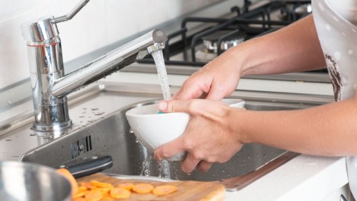 Не все хозяйки знают: вот как за минуту вернуть белизну пожелтевшим тарелкам