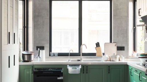 В каждой советской хрущевке был «шкаф» под окном: вот что в нем хранили