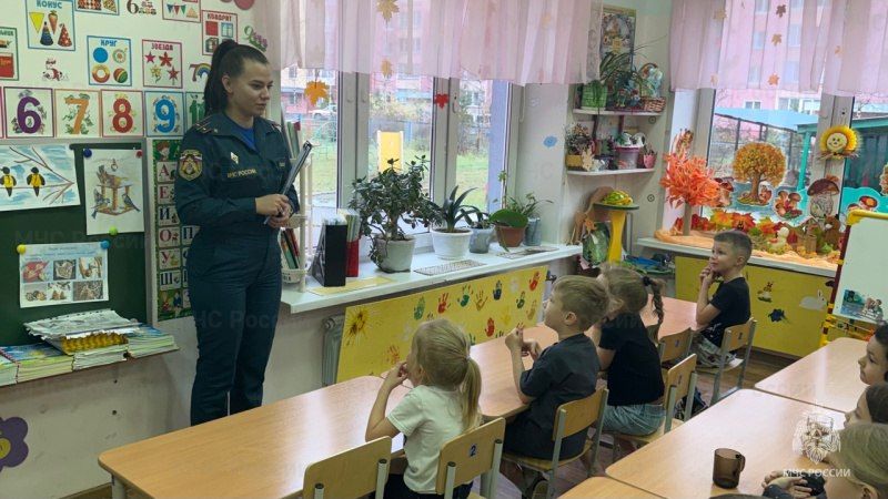 Сотрудники МЧС провели урок пожарной безопасности в детском саду «Жар птица» в Иванове