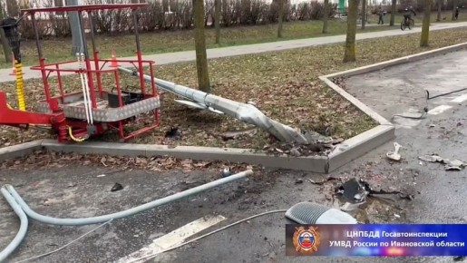 Автоледи с признаками опьянения сбила столб на проспекте Ленина в Иванове