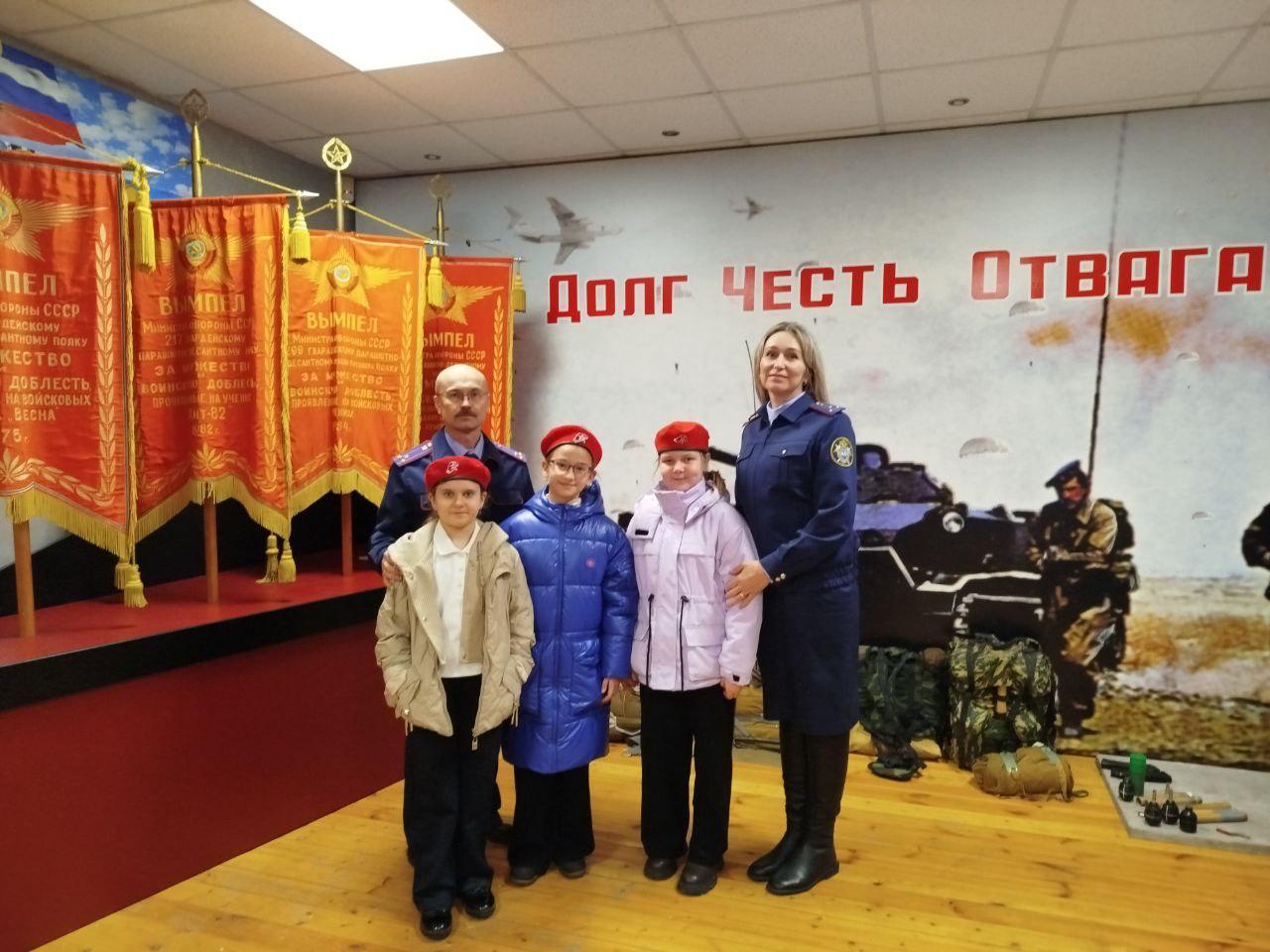 Сотрудники следственного управления СК России по Ивановской области совместно с офицерами военного следственного отдела Следственного комитета Российской Федерации по Ивановскому гарнизону организовали для учеников 4-го... Сотрудники следственного управления СК России по Ивановской области совместно с офицерами военного следственного отдела Следственного комитета Российской Федерации по Ивановскому гарнизону организовали для учеников 4-го...