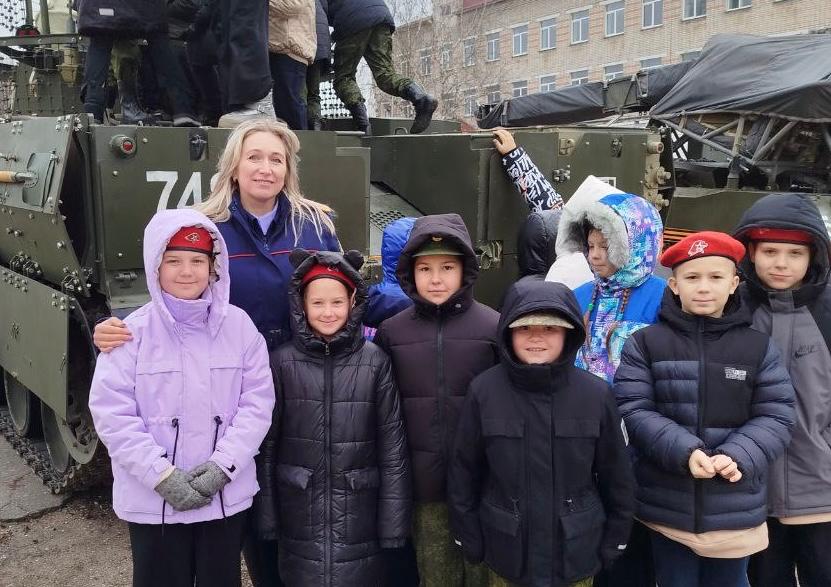 Сотрудники следственного управления СК России по Ивановской области совместно с офицерами военного следственного отдела Следственного комитета Российской Федерации по Ивановскому гарнизону организовали для учеников 4-го... Сотрудники следственного управления СК России по Ивановской области совместно с офицерами военного следственного отдела Следственного комитета Российской Федерации по Ивановскому гарнизону организовали для учеников 4-го...