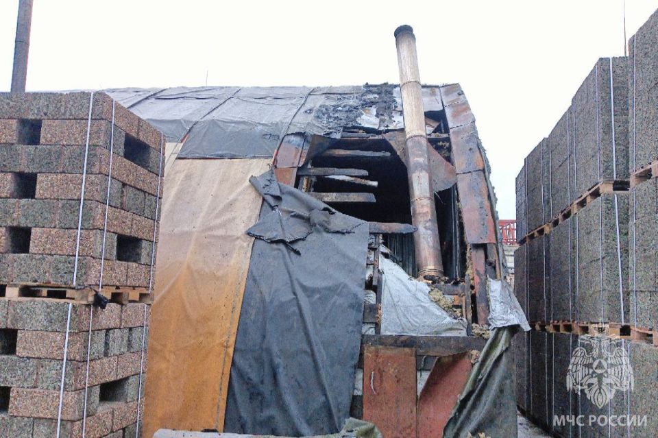 Более 30 пожарных тушили ангар в Иванове