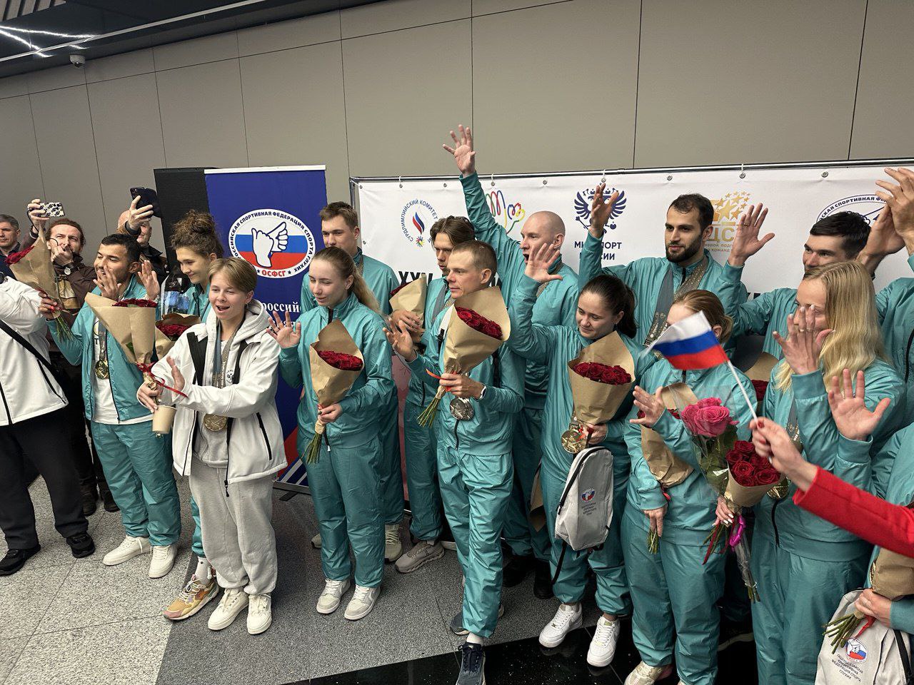 В международном аэропорту Шереметьево торжественно встретили наших спортсменов-сурдлимпийцев, которые вернулись с XXV Летних Сурдлимпийских игр в Токио В международном аэропорту Шереметьево торжественно встретили наших спортсменов-сурдлимпийцев, которые вернулись с XXV Летних Сурдлимпийских игр в Токио