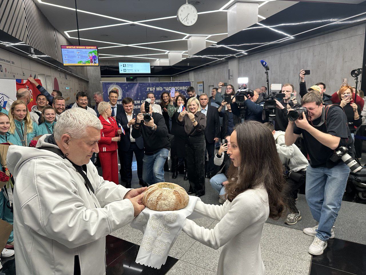В международном аэропорту Шереметьево торжественно встретили наших спортсменов-сурдлимпийцев, которые вернулись с XXV Летних Сурдлимпийских игр в Токио В международном аэропорту Шереметьево торжественно встретили наших спортсменов-сурдлимпийцев, которые вернулись с XXV Летних Сурдлимпийских игр в Токио
