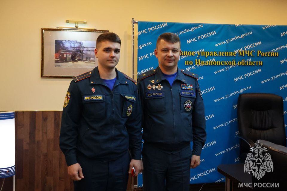 Сегодня в рамках еженедельного совещания в торжественной обстановке начальник Главного управления МЧС России по Ивановской области Алексей Клушин вручил погоны