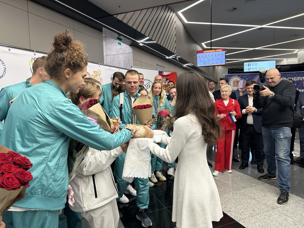 В международном аэропорту Шереметьево торжественно встретили наших спортсменов-сурдлимпийцев, которые вернулись с XXV Летних Сурдлимпийских игр в Токио В международном аэропорту Шереметьево торжественно встретили наших спортсменов-сурдлимпийцев, которые вернулись с XXV Летних Сурдлимпийских игр в Токио