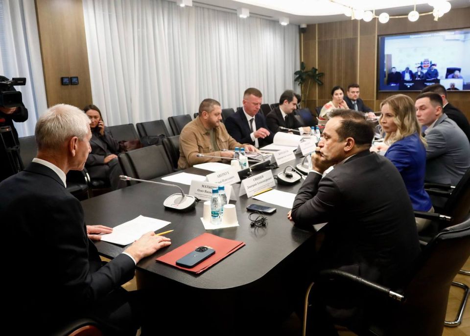 Сегодня в Государственной Думе состоялась рабочая встреча, посвященная развитию спортивной инфраструктуры в Республике Крым Сегодня в Государственной Думе состоялась рабочая встреча, посвященная развитию спортивной инфраструктуры в Республике Крым