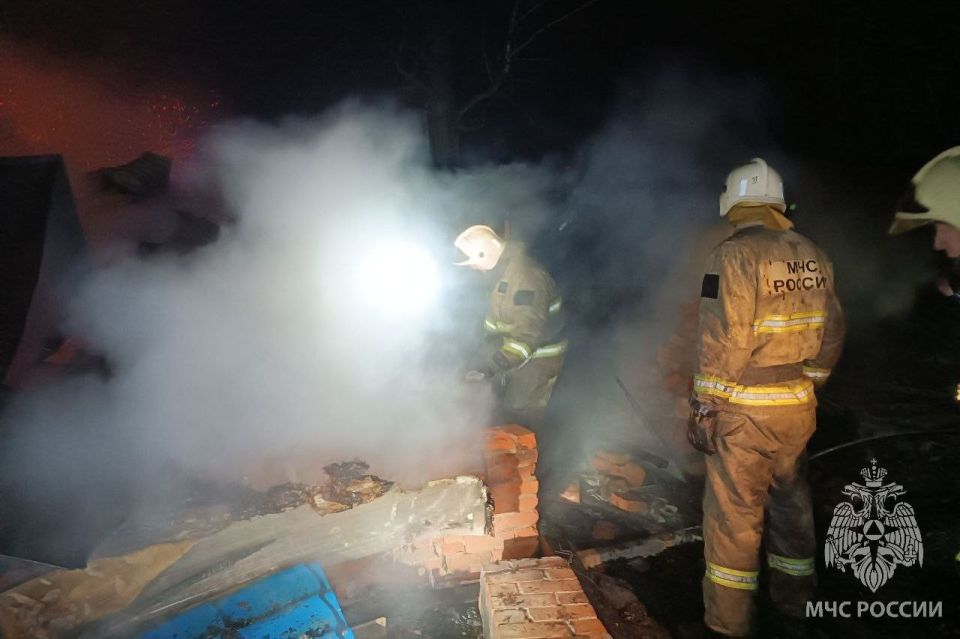 За минувшие сутки пожарно- спасательные подразделения: За минувшие сутки пожарно- спасательные подразделения: