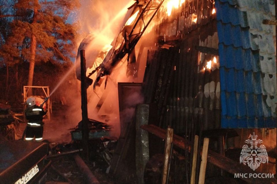 За минувшие сутки пожарно- спасательные подразделения: За минувшие сутки пожарно- спасательные подразделения: