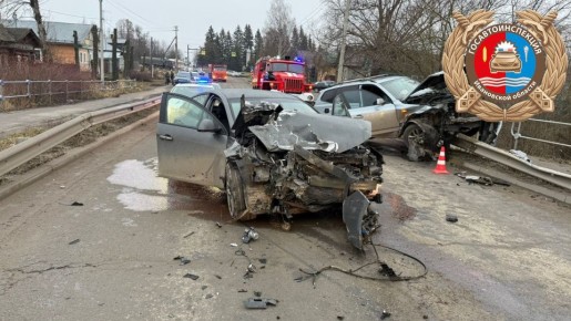 В Тейкове «БМВ» протаранил отбойник после столкновения с «Опелем»