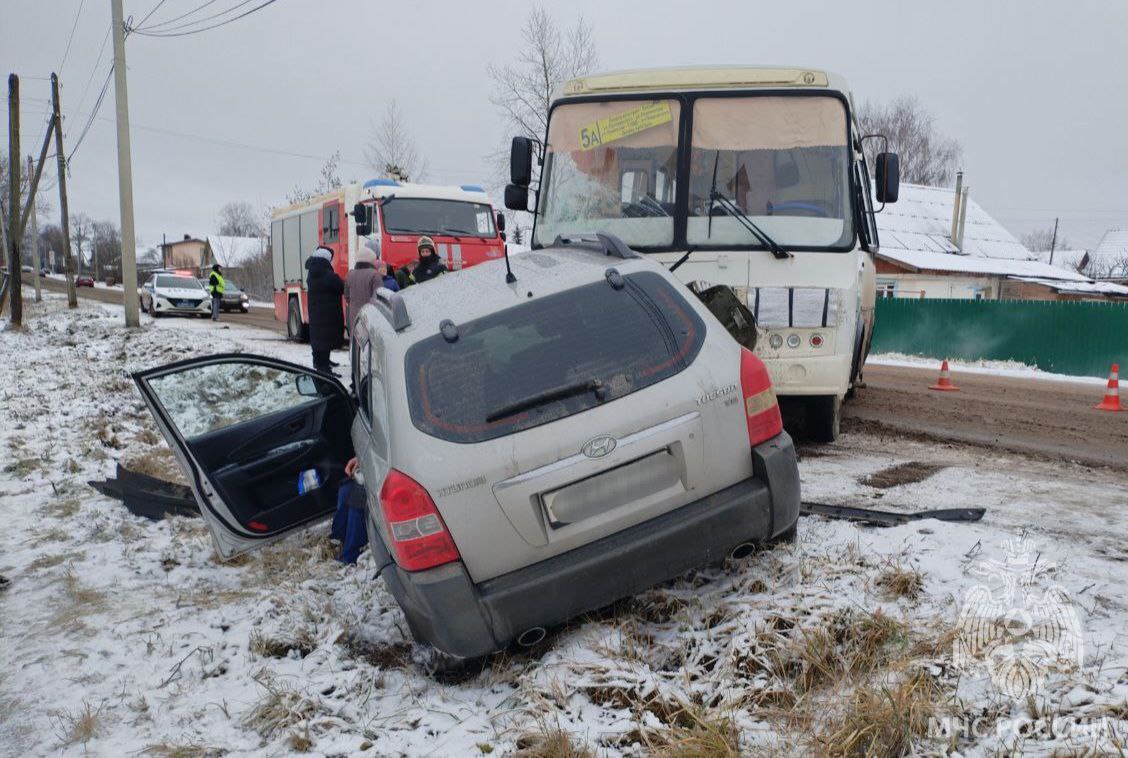 Пассажирский автобус и иномарка столкнулись в Вичуге