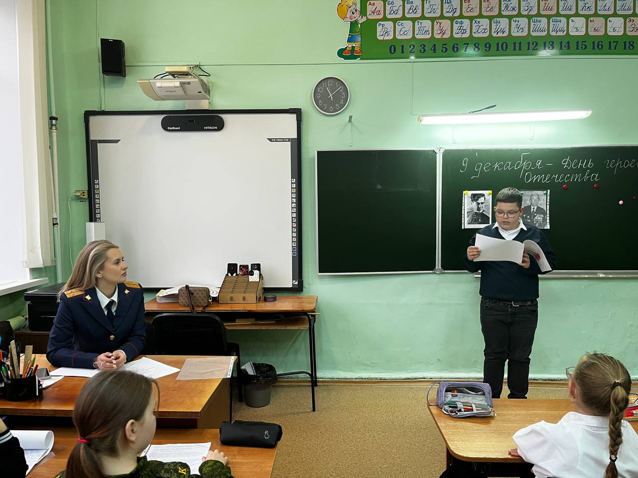 Сотрудник следственного управления провёл урок мужества с учениками школы в честь Дня Героев Отечества Сотрудник следственного управления провёл урок мужества с учениками школы в честь Дня Героев Отечества