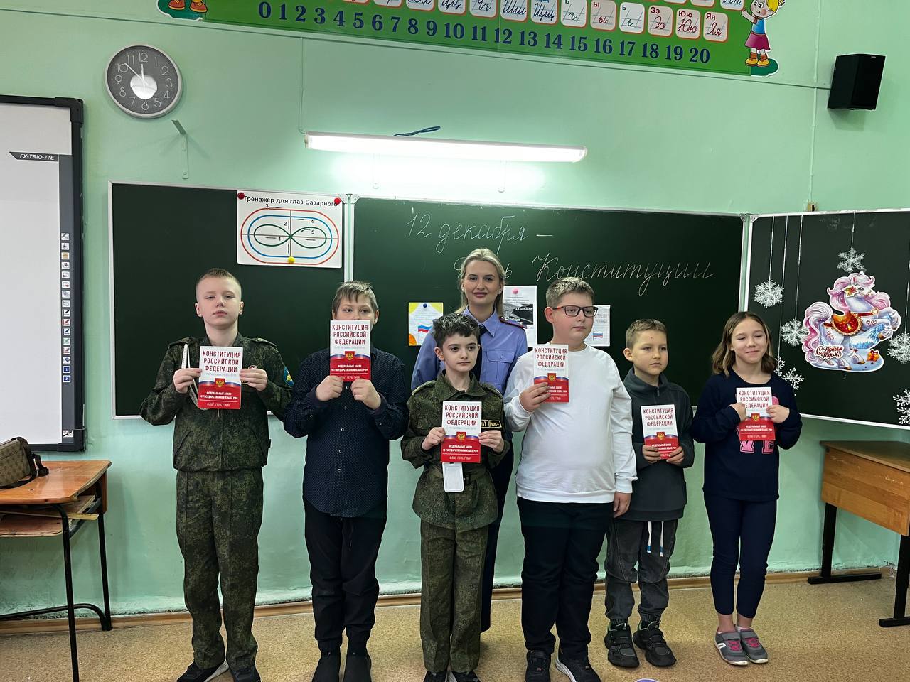 Сотрудник следственного управления СК РФ по Ивановской области провел урок ко Дню Конституции Российской Федерации для учащихся школы № 49 г. Иваново Сотрудник следственного управления СК РФ по Ивановской области провел урок ко Дню Конституции Российской Федерации для учащихся школы № 49 г. Иваново