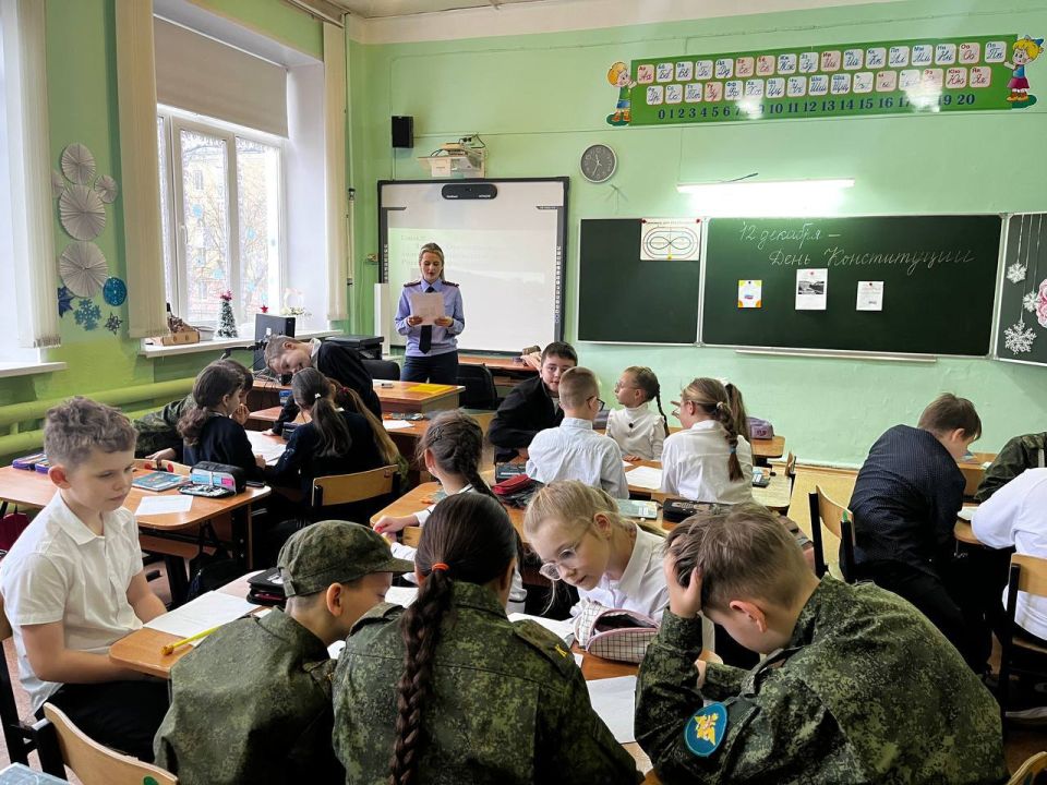 Сотрудник следственного управления СК РФ по Ивановской области провел урок ко Дню Конституции Российской Федерации для учащихся школы № 49 г. Иваново