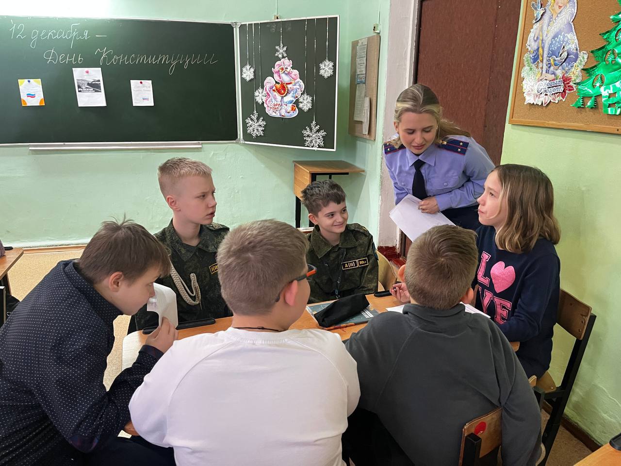 Сотрудник следственного управления СК РФ по Ивановской области провел урок ко Дню Конституции Российской Федерации для учащихся школы № 49 г. Иваново Сотрудник следственного управления СК РФ по Ивановской области провел урок ко Дню Конституции Российской Федерации для учащихся школы № 49 г. Иваново