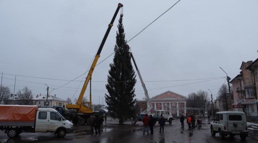 Главную городскую елку установили в Тейкове Ивановской области
