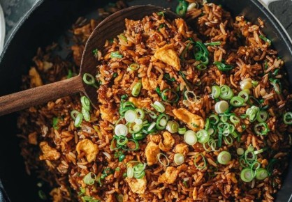 Приготовление идеального азиатского риса: секреты хрустящих овощей и насыщенных вкусов