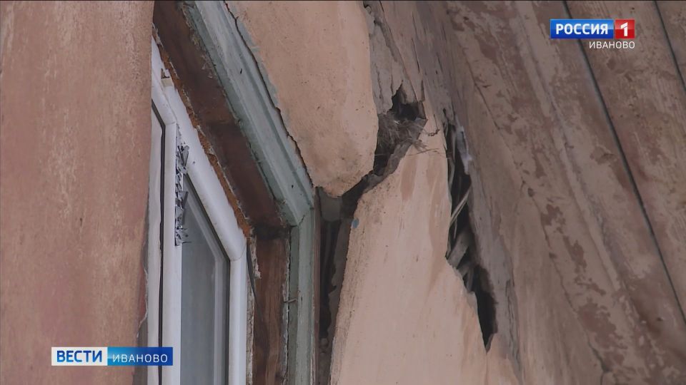 Течет крыша и обваливается фасад дома 5А на улице Чехова в Иванове
